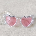 Occhiali da sole a cuore rosa con bordo di perle e decorazione BIRTHDAY QUEEN - Regina del Compleanno Glitter