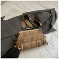 Detail van bohemian franjetas met vintage metalen sluiting en schouderriem met etnische print - Khaki