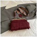 Detail van bordeauxrode crossbodytas met franjes, vintage sluiting en geweven riem - Bordeauxrood