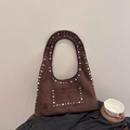 Sac bandoulière en daim café profond avec rivets argentés et poignée ronde intégrée - Grand / Marron
