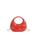 Detalle del bolso de media luna en acrílico jaspeado rojo con elegante cadena de oro - Rojo