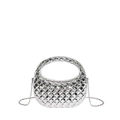 Metallisch silberne geflochtene Handtasche in Halbmondform mit feiner Kettenriemen - Silber