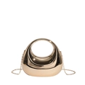 Gros plan sur l'embrayage demi-lune doré avec poignée ronde et bandoulière chaîne - Or Clair