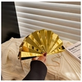 Primer plano detallado de un bolso de fiesta dorado con forma de abanico y acabado de espejo - Dorado