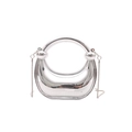 Silberne spiegelnde Abendtasche in Halbmondform mit Ringgriff und Metallkette - Silber
