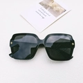 Lunettes de soleil carrées oversize en noir brillant avec ornements d'étoiles dorées - Noir et Gris