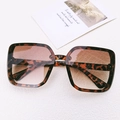Fashionable oversized square sunglasses with tortoiseshell frames and brown gradient lenses - Leopard Print
