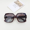 Lunettes de soleil oversize rouge foncé avec verres dégradés et ornements d'étoiles dorées - Bordeaux