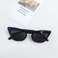 Gafas de sol ojo de gato negras con remaches plateados sobre fondo blanco limpio - Negro