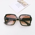 Lunettes de soleil oversize tendance avec monture gris foncé et verres dégradés - Café