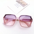 Lunettes de soleil carrées roses pour femmes avec verres dégradés violets et détails dorés - Rose Pourpre