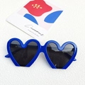 Occhiali da sole da festa a forma di cuore blu brillante con lenti scure e montatura spessa - Blu Reale