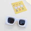 Retro klobige weiße Sonnenbrille mit dunkelgrauen Gläsern im trendigen Y2K Streetstyle - Weiß
