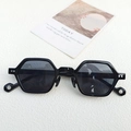 Gafas de sol de montura pequeña irregular en negro brillante con lentes gris oscuro - Negro y Gris