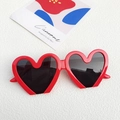 Occhiali da sole da festa a forma di cuore in rosso vibrante con lenti scure da donna - Rosso