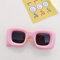 Trendige rosa Sonnenbrille mit dickem Rahmen und dunklen Gläsern für Street Photography - Rosa