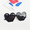 Occhiali da sole retrò a forma di cuore con montatura nera spessa e lenti scure su bianco - Nero e Grigio