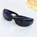 Occhiali da sole neri oversize con montatura avvolgente e lenti grigio scuro - Nero e Grigio