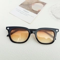 Occhiali da sole alla moda con montatura nera, lenti sfumate arancioni e rivetti argento - Montatura Nera Giallo Tramonto