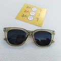 Übergroße olivgrüne Sonnenbrille mit dunklen Gläsern und minimalistischem Design - Transparentes Grün