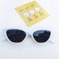 Occhiali da sole cat-eye bianchi alla moda con lenti scure e montatura lucida - Bianco Porcellana