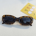 Gafas de sol retro ovaladas de carey con montura gruesa y cristales oscuros - Estampado de leopardo