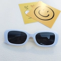Gafas de sol retro con montura rectangular blanca gruesa y lentes oscuras sobre fondo - Blanco Porcelana