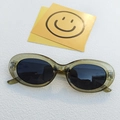 Lunettes de soleil ovales vintage avec monture vert olive et verres UV gris foncé - Vert Transparent