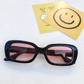 Gafas de sol rectangulares vintage con montura negra y lentes degradadas en rosa - Montura Negra con Lentes Rosa Rubor