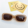 Gafas de sol beige rectangulares con lentes UV marrones y montura ancha moderna - Color Té con Leche