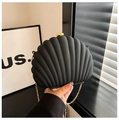 Détail de la pochette de soirée noire en forme de coquille avec chaîne dorée mate - Noir
