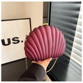 Détail du sac coquillage bordeaux avec texture mate et bandoulière chaîne dorée élégante - Bordeaux