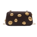 Pochette rigide marron mat avec ornements dorés et bandoulière en chaîne de serpent fine - Marron