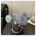 Detail of star-patterned denim crossbody bag with silver chain and mini coin purse - Colorful Stars