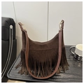 Detalle de un bolso hobo de ante marrón con flecos retro y ganchos metálicos dorados - café