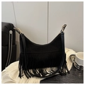 Detalle de un bolso bohemio negro con flecos largos y accesorios de metal dorado - Negro