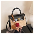 Detalle de bolso de felpa beige con relieve de corazones y colgante de pompones - Negro (con colgante)