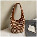 Vista detallada del bolso hobo marrón con perlas blancas y elegantes detalles retro cosidos - Marrón