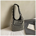 Detalle del elegante bolso de cubo negro con adornos de perlas blancas y base de cuero - Negro