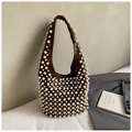 Detalle del bolso hobo grande marrón oscuro con elegantes adornos de perlas y asa - Marrón