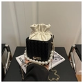 Détail du sac tissé noir et blanc avec poignée en perles et bandoulière dorée - Noir