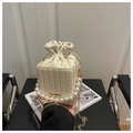 Détail du sac seau tressé crème avec poignée en perles et doublure en satin soyeux - Beige