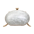Elegante elfenbeinfarbene Acryl-Abendtasche mit Marmorstruktur und Goldkette - Beige