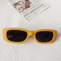 Retro felgele rechthoekige kinderzonnebril met donkere glazen voor jongens en meisjes - Geel