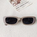 Rechthoekige kinderzonnebril in mat taupe met donkere glazen voor een retro look - Grijs
