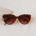 Retro cat-eye sunglasses with tortoiseshell frame and dark brown gradient lenses - Leopard Print