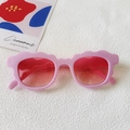 Roze golvende zonnebril voor kinderen met getinte glazen in een modieus ontwerp - Roze Frame / Roze Lenzen