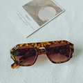 Retro tortoiseshell chunky frame sunglasses with gradient lenses in a diagonal view - Leopard Print