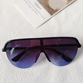 Occhiali da sole a mascherina oversize con montatura nera e lenti sfumate viola-blu - Montatura Nera Lenti Grigio Blu