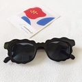 Lunettes de soleil noires chic avec monture festonnée et bords ondulés au style tendance - Noir et Gris